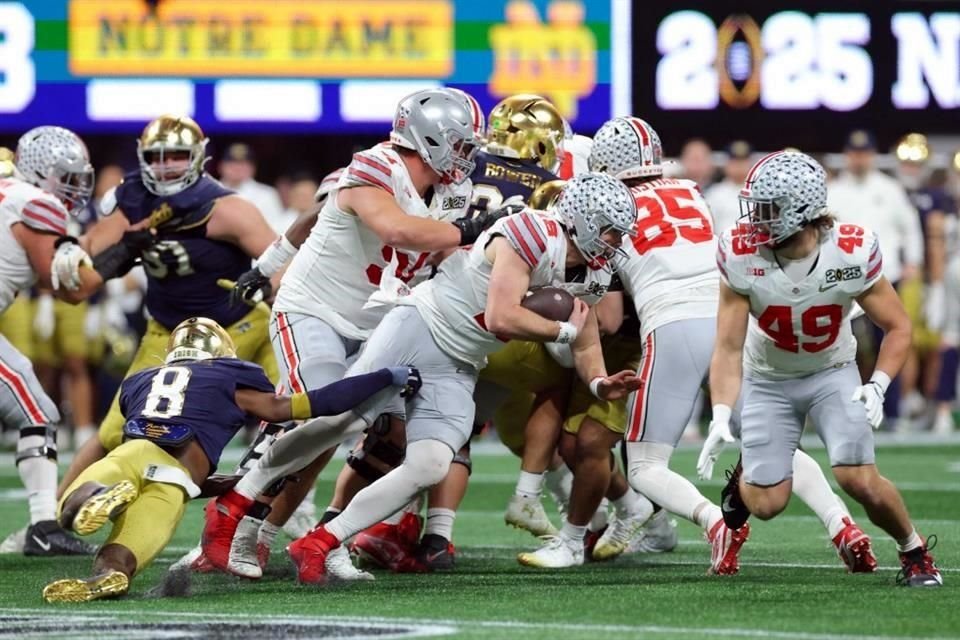 Abajo 31-7, Notre Dame anotó dos touchdowns y dos conversiones de 2 puntos para convertirlo en un juego de una sola anotación hacia el final del cuarto período.