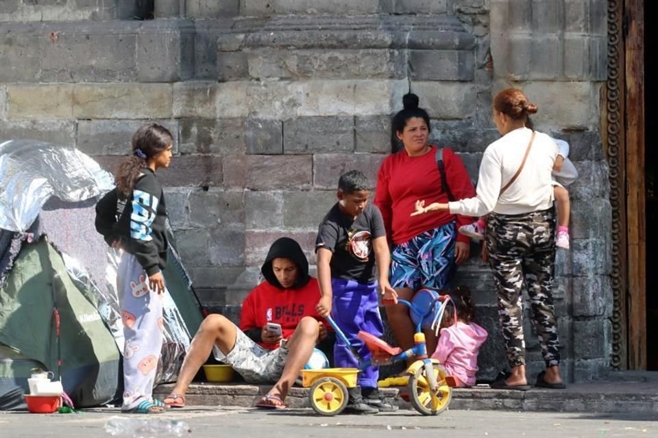 La incertidumbre aqueja a migrantes que aguardan en el campamento de la Plaza de la Soledad.