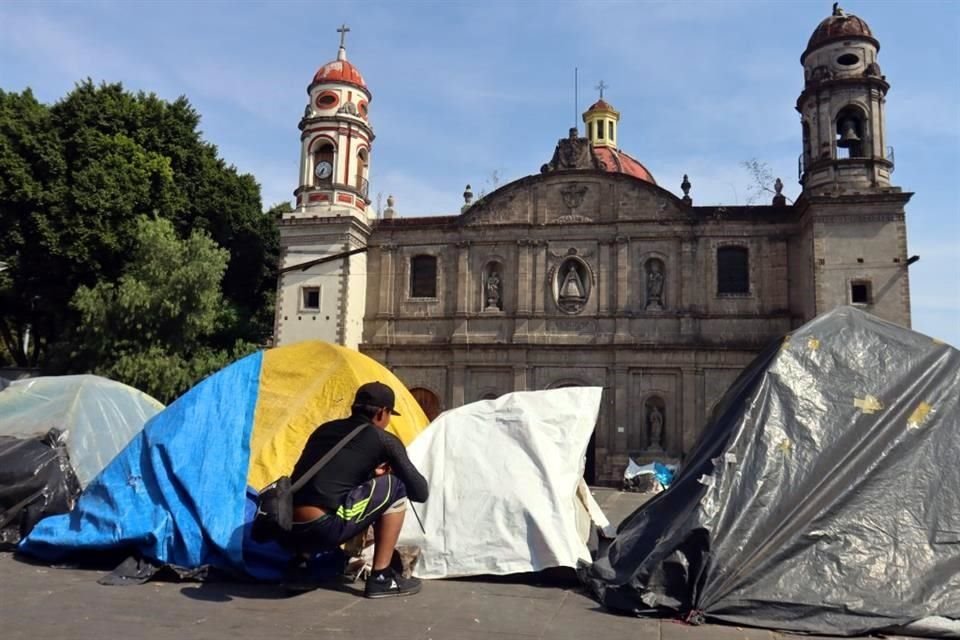 La Plaza de la Soledad se convirtió en la casa para migrantes.