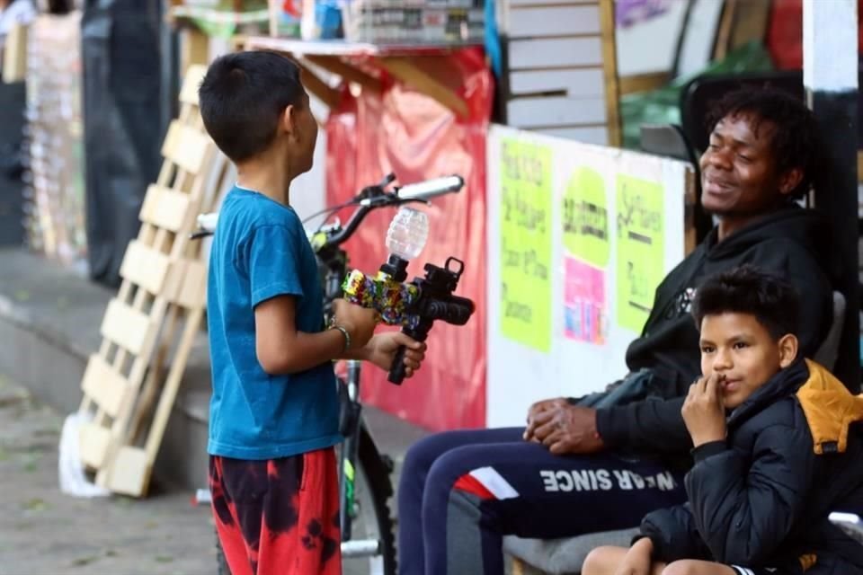 Niños han hecho del campamento un espacio de juegos.