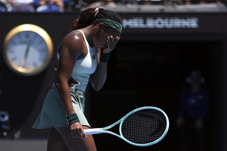 El revés y el saque de Coco Gauff la abandonaron de la peor manera y momento menos esperado.