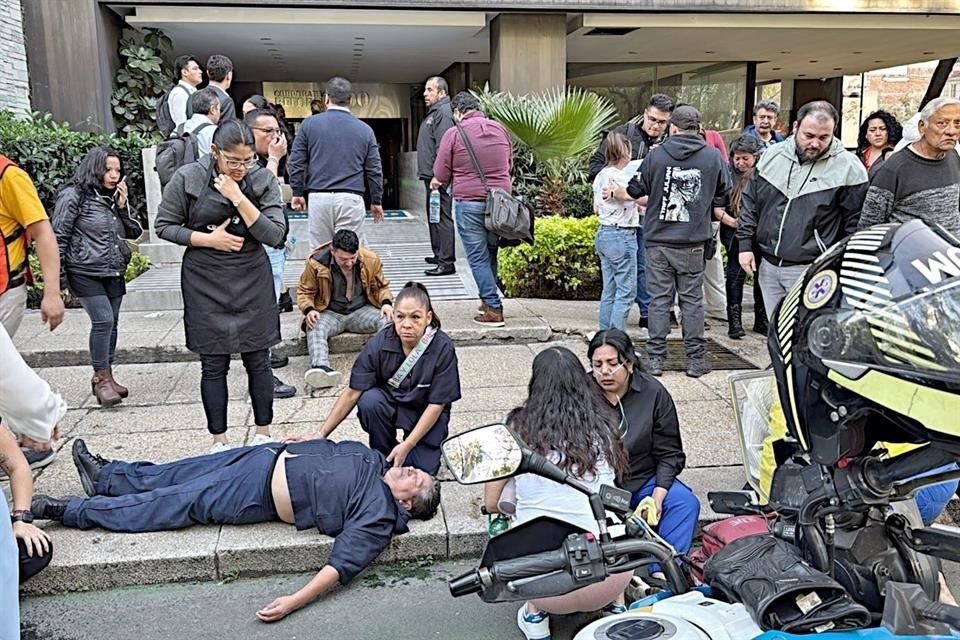 Paramédicos del ERUM atendieron a las personas que fueron evacuadas.