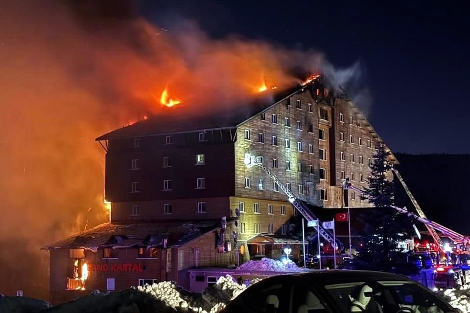 Al menos 66 personas murieron y otras 50 resultaron heridas al incendiarse un hotel en una estación de esquí en Turquía.