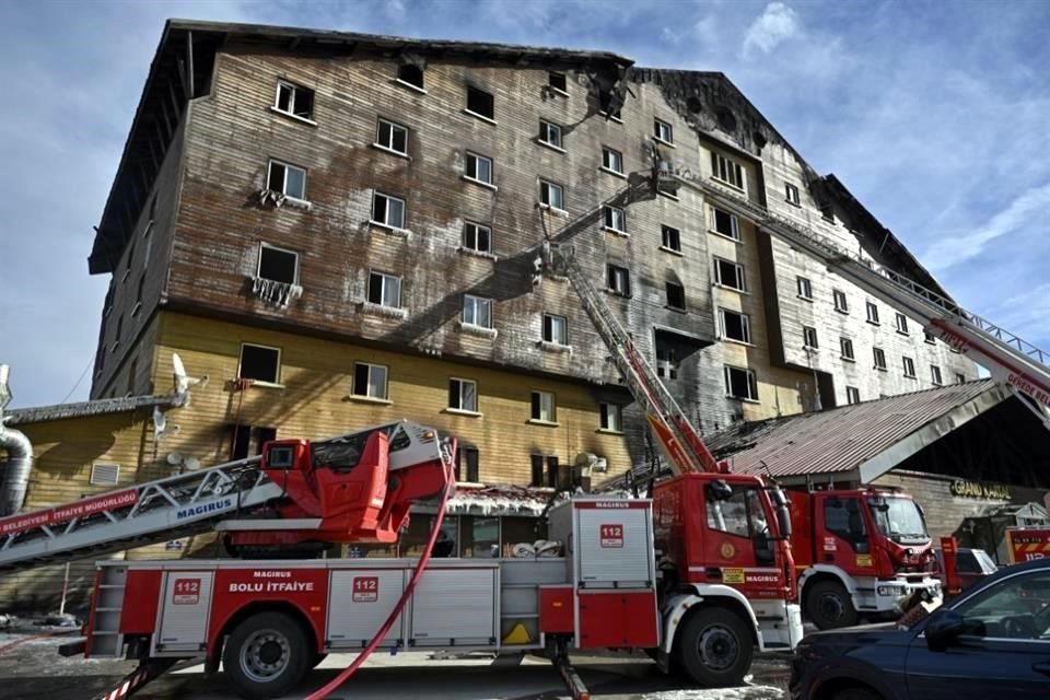 Se cree que el incendio se originó en el restaurante y se propagó rápidamente, aunque aún no se determinó la causa con claridad.