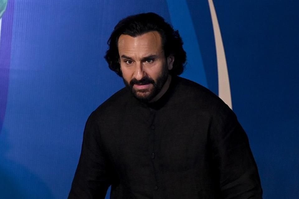 El actor Saif Ali Khan abandonó el hospital tras ser apuñalado seis veces en su casa durante intento de robo; un sospechoso está detenido.