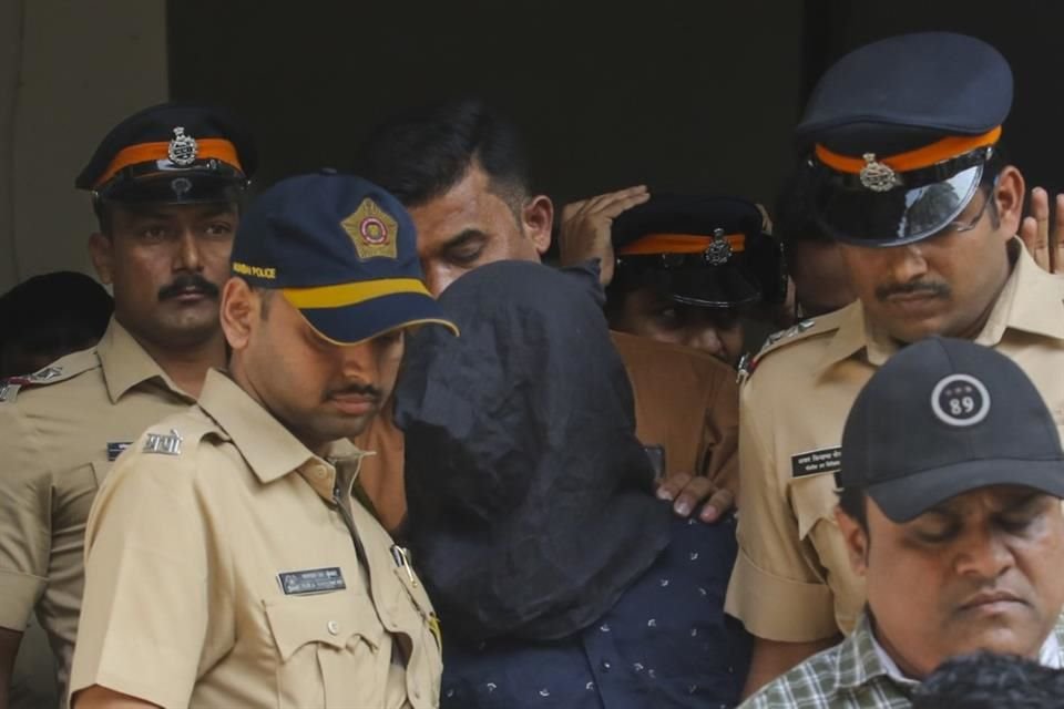Oficiales de policía escoltan al principal sospechoso del apuñalamiento de Saif Ali Khan, a un tribunal después de que fue arrestado en Mumbai, India.