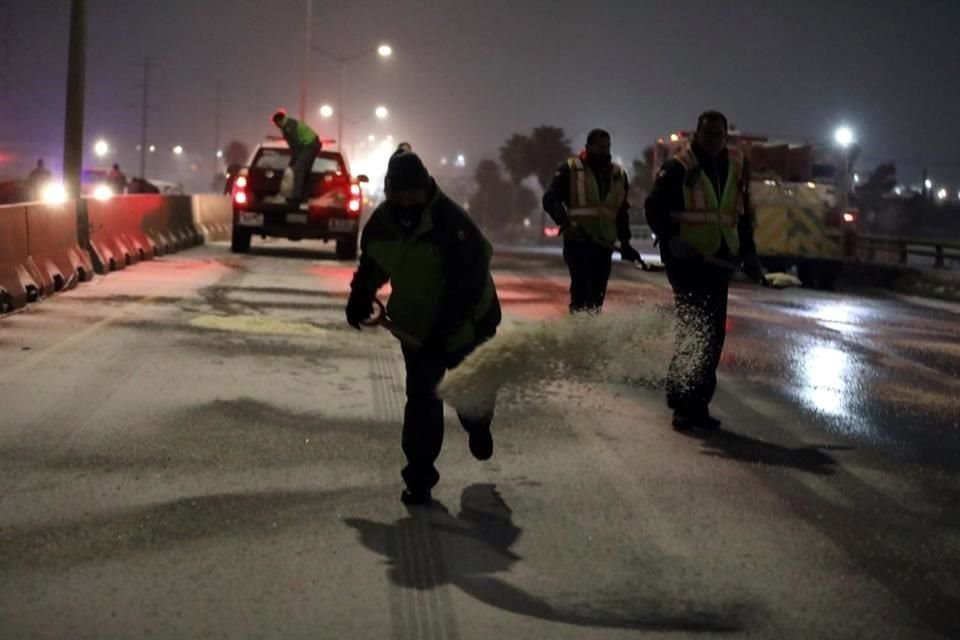 El Ayuntamiento de Saltillo cerró cerca de las 7:00 horas todos los puentes vehiculares y más tarde los reabrió, pero dejó cerrados los del Bulevar Fundadores para verter sal y evitar congelamiento.