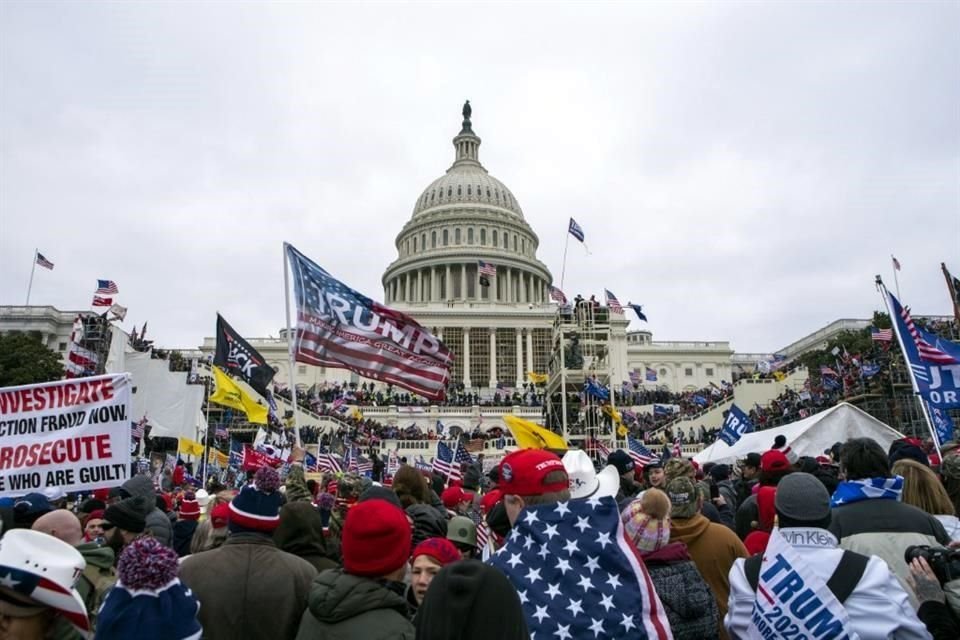 Los partidarios de Donald Trump que atacaron el Capitolio de EU hace cuatro años comenzarán a salir de prisión tras indulto del republicano.