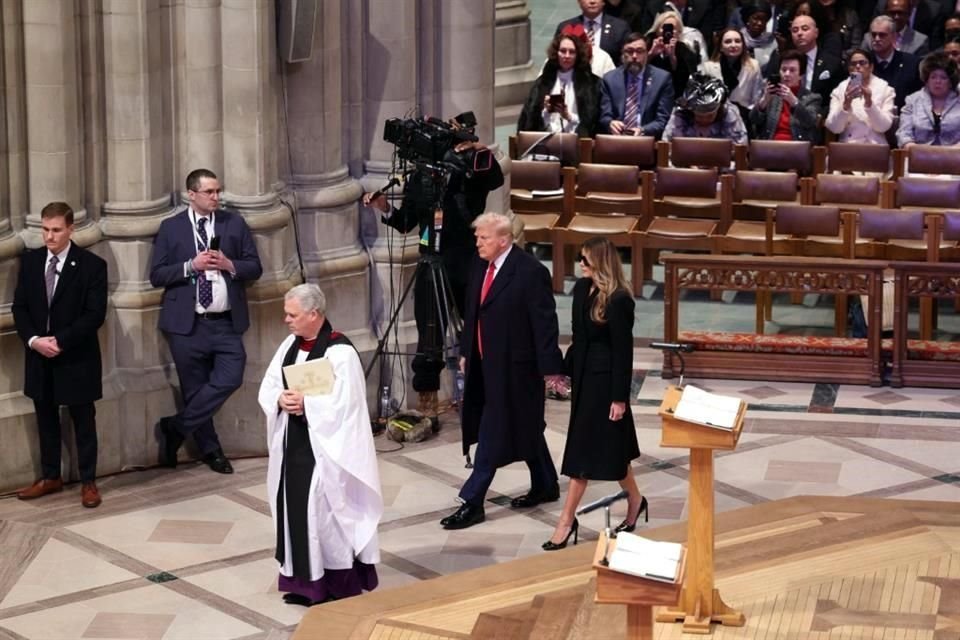 El Presidente Donald Trump llegó a la Catedral Nacional de Washington para un servicio de oración nacional que se celebra desde 1933.