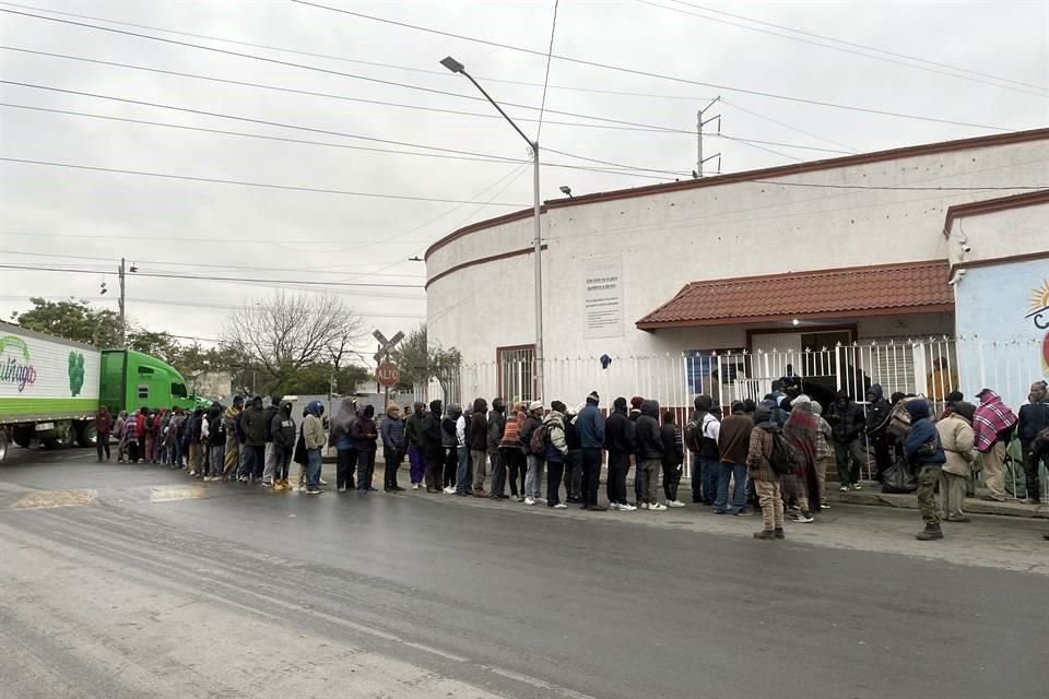 Migrantes afuera de una casa hogar en Monterrey, Nuevo León.