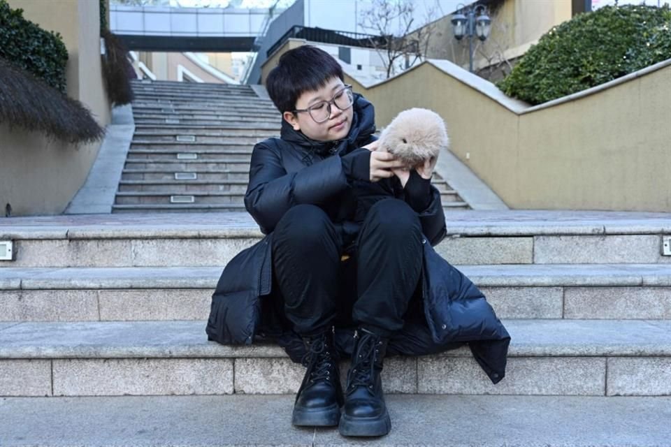 Su compañero peludo tiene el mismo papel que un amigo humano, asegura la joven Zhang Yachun. 'Te hace sentir como que eres alguien a quien se necesita', afirma.