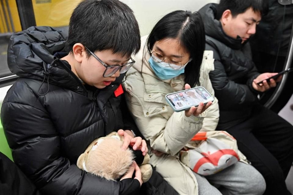 Zhang Yachun lleva a todos lados su mascota, incluso le compró en una tienda de animales un pequeño abrigo diseñado para perros.