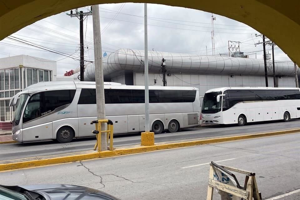 Un autobús contratado por el Instituto Nacional de Migración traslada a los migrantes extranjeros a Tapachula o la CDMX; en Reynosa se alistan otros dos vehículos.