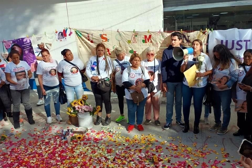 El colectivo Una luz en el camino informó del hallazgo afuera de la Fiscalía capitalina.