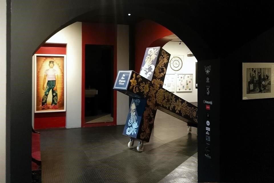 El artista Valerio Gámez exhibe en la Galería Epifanía la gran 'Cruz rodante (2012)', que formó parte de la exposición 'Crux'.