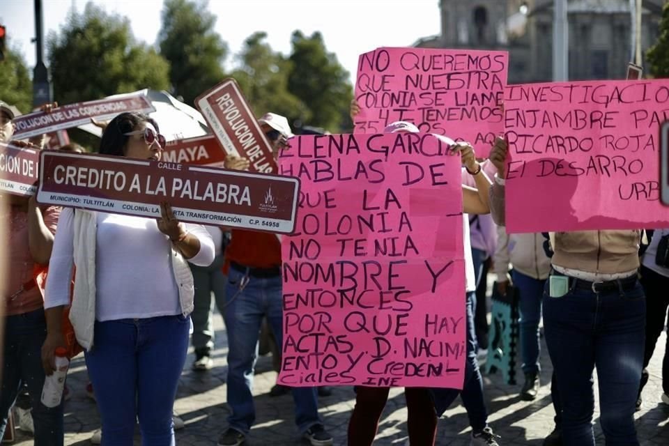 Utilizando las láminas con los nombres de la Colonia 4T, habitantes de las colonias FIMESA 1, 2 y 3 llegaron al palacio de Gobierno del Estado de México para protestar en contra del cambio de nombres.