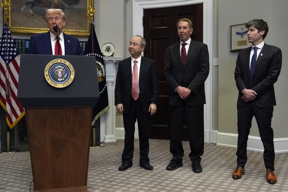 Flanqueado en la Casa Blanca por los directores generales Masayoshi Son, de SoftBank; Larry Ellison, de Oracle; y Sam Altman, de OpenAI, Trump anunció la creación del megaproyecto de IA Stargate.