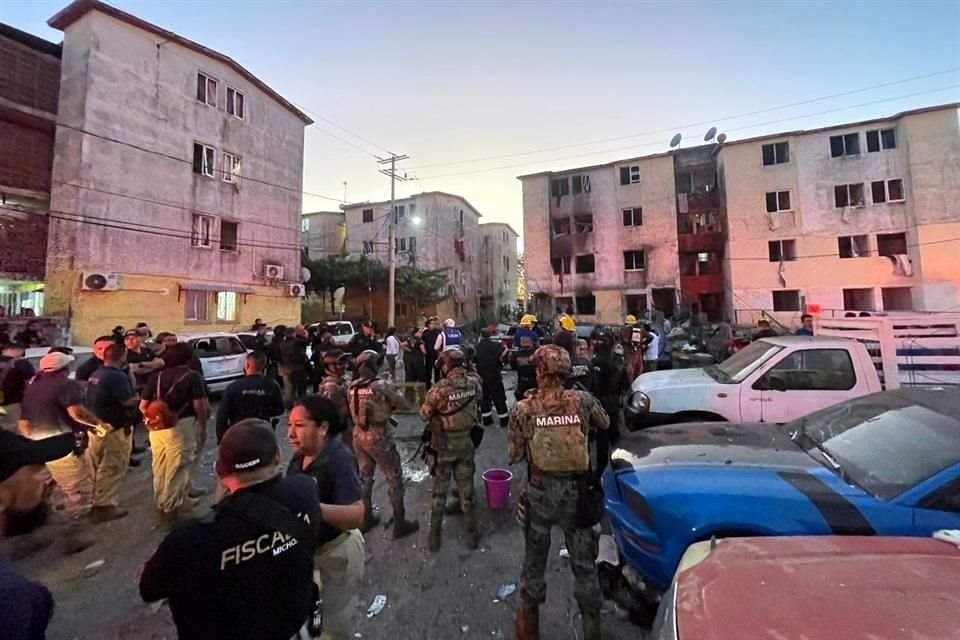 Bomberos, militares autoridades de Protección Civil y personal de la Fiscalía acudieron a la zona del siniestro.