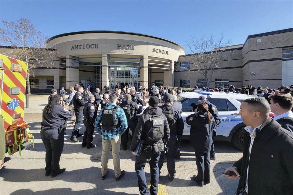 Autoridades rodean la escuela preparatoria de Nashville el 22 de enero del 2025.