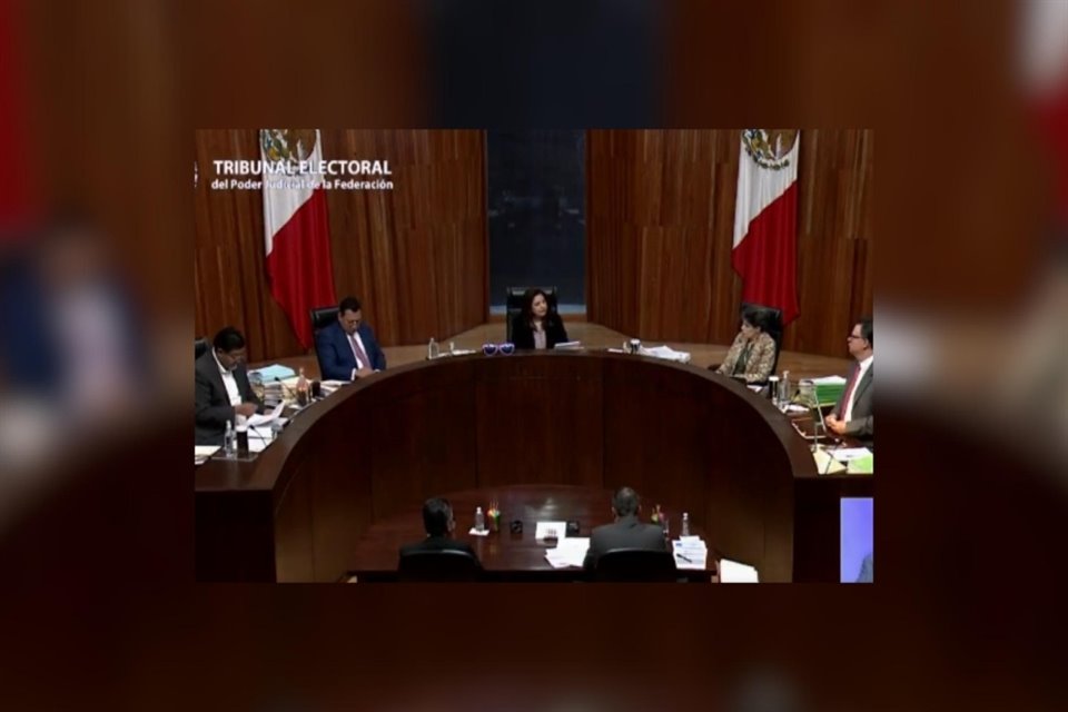 Los tres Magistrados que hacen mayoría en la Sala Superior del TEPJF sostienen que el amparo no procede en material electoral.