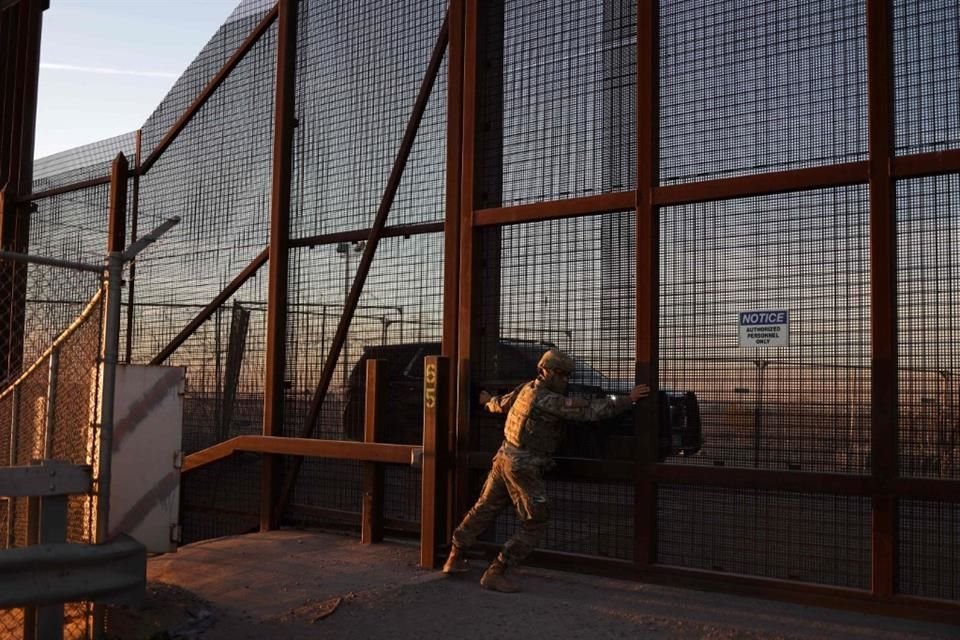 Un miembro de la Guardia Nacional abre una reja en El Paso, Texas, el 22 de enero del 2025.