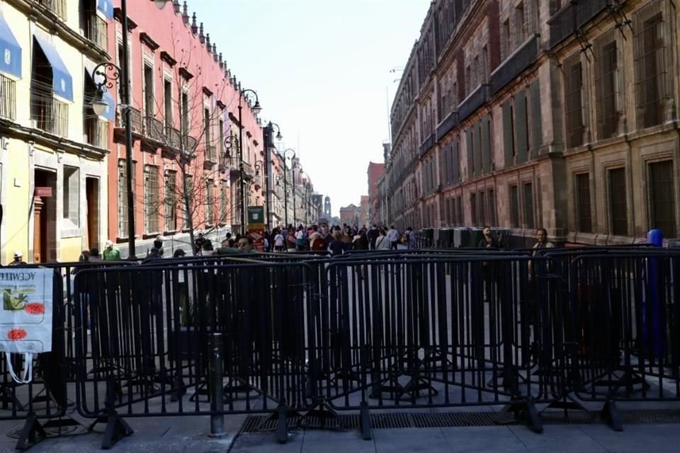 Las vallas y barricadas en las inmediaciones de Palacio Nacional obstaculizan el acceso a la calle de Moneda, señalaron directivos de los espacios ubicados en la zona.