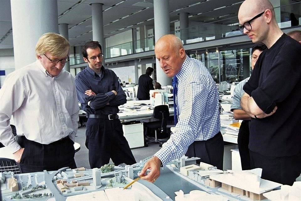 Spencer de Grey, Norman Foster y Jason Flanagan en una revisión del diseño del proyecto, hace más de dos décadas.