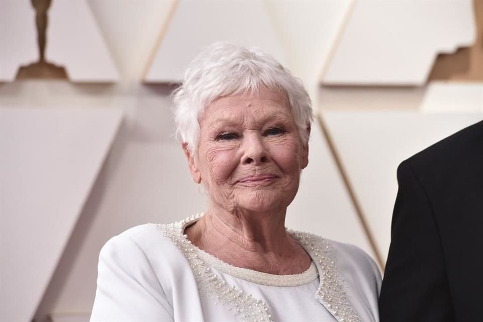 La actriz británica Judi Dench reveló que cada vez tiene más problemas de la vista, al grado que necesita estar siempre acompañada.