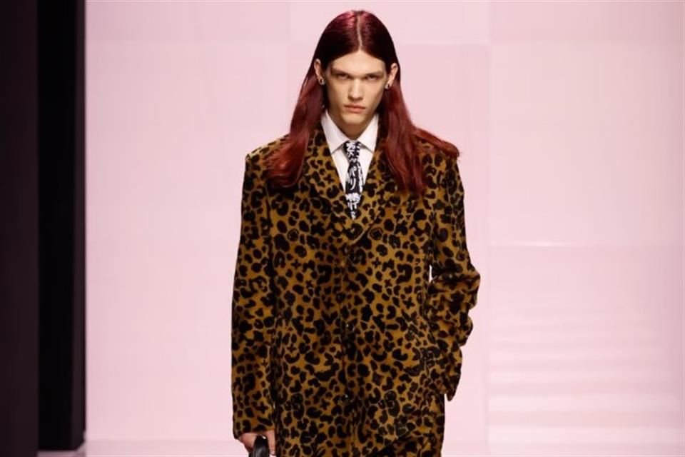 Cómo olvidar las gabardinas que en esta ocasión cuentan con un diseño de piel de leopardo, listas para lucir con un outfit semi casual o semi formal.