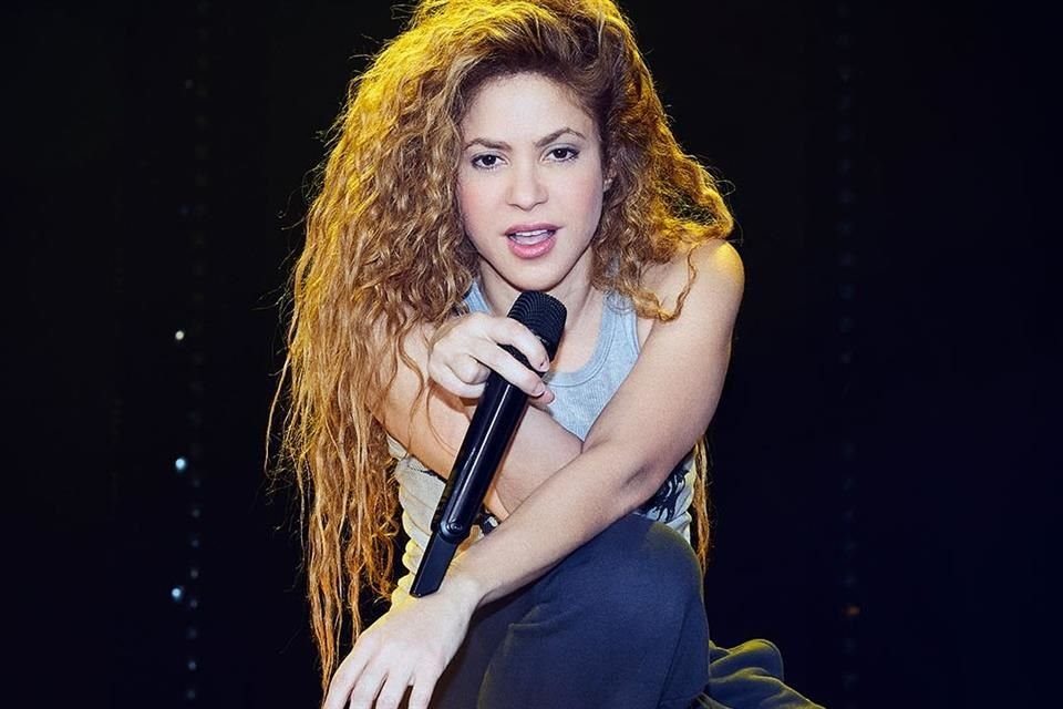 Shakira busca fortalecer la unión con sus fans al darles la oportunidad de subirlos al escenario durante sus conciertos de 'Las Mujeres Ya No Lloran World Tour'.