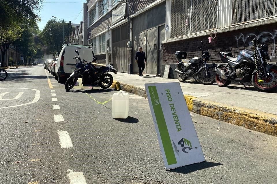 INVASIÓN. Calles de la Anáhuac son ocupadas como estacionamiento por vehículos.