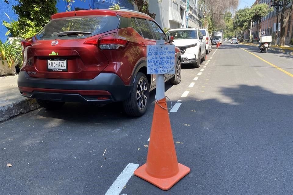 Las horas de salida de escuelas son los principales horarios en que autos se estacionan en las vías.