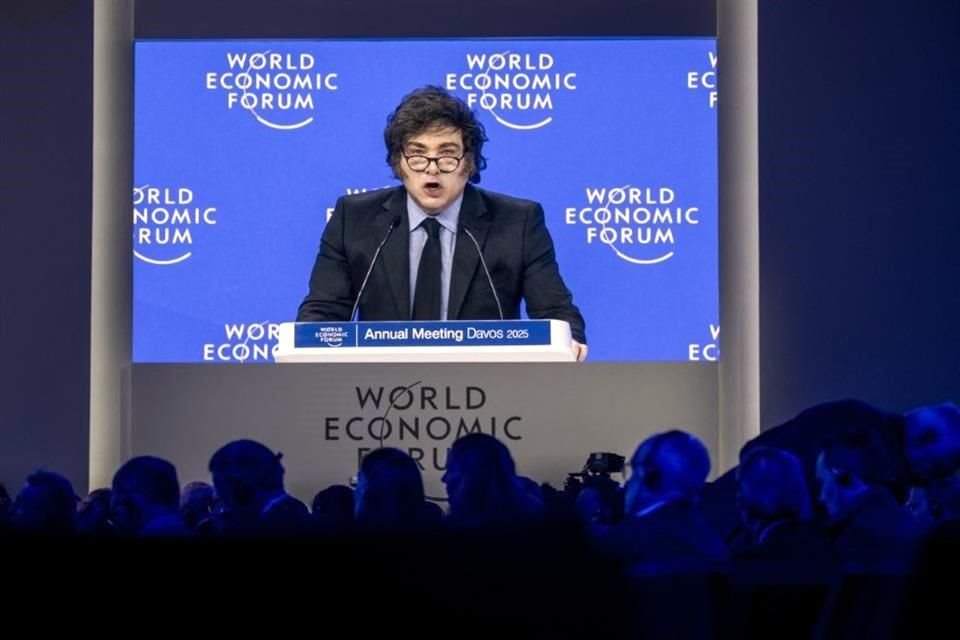 Javier Milei denunció en el Foro Económico Mundial de Davos 'el virus mental de la ideología woke' y defendió el polémico saludo de Musk.