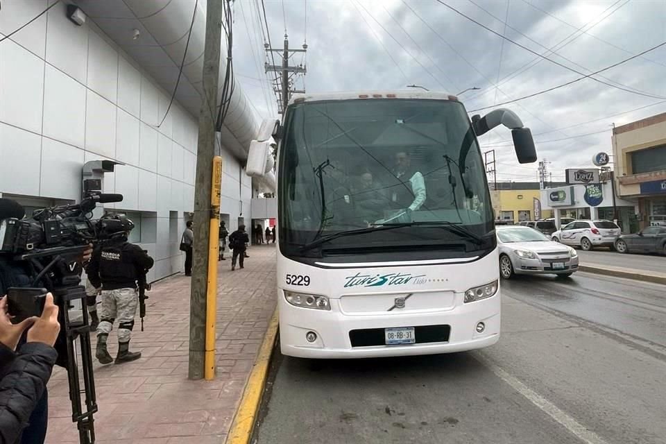 El grupo de deportados arribó en un autobús a la sede del INM en Reynosa.