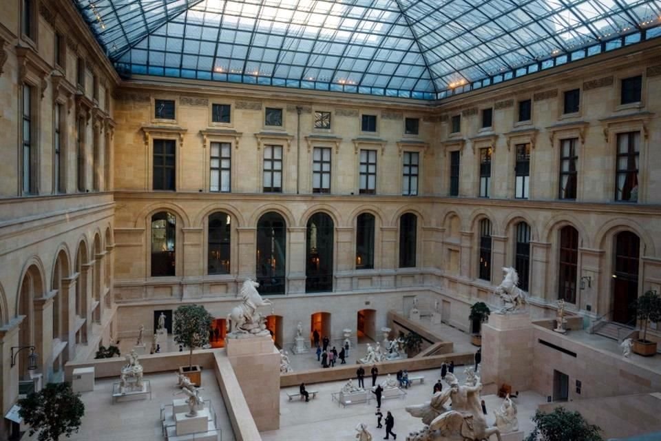 La directora del Museo del Louvre, Laurence Des Cars, alertó al Gobierno francés sobre el estado del museo, señalando una 'proliferación de daños' y la necesidad de obras importantes.