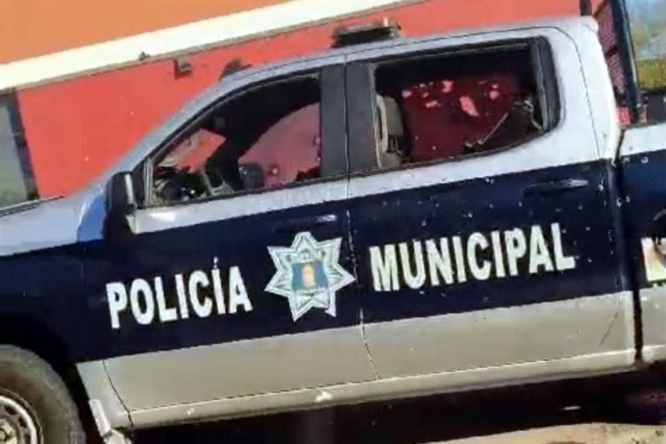 Elementos de la Policía Municipal de Culiacán fueron atacados de balazos, dos de ellos murieron en el sitio, otro más resultó herido y una civil fue llevada al hospital.