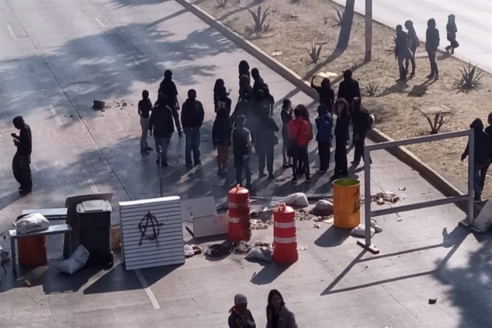 Encapuchados bloquean carriles centrales de Circuito Interior, a la altura de la Preparatoria 2, lo que colapsa la circulación en la zona.