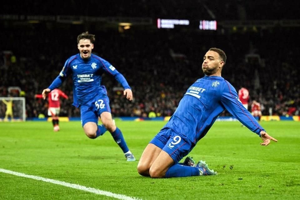 Cyriel Dessers silenció Old Trafford con su remate de zurda.