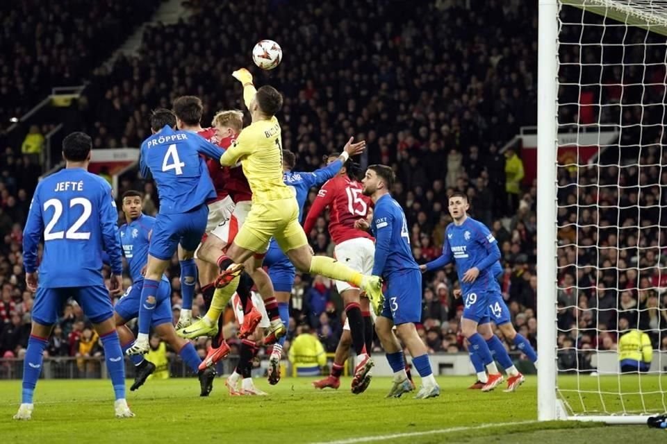 Esta es la jugada en la que Jack Butland despejó de fea manera y puso el 1-0 para el Manchester United.