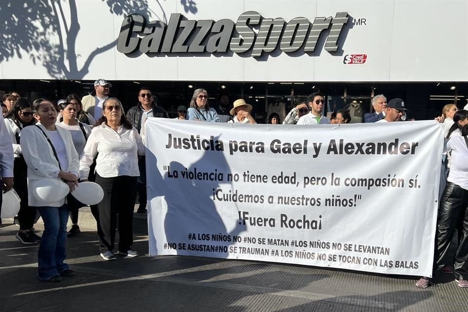 Ciudadanos marcharon este jueves en demanda de justicia por el asesinato de dos niños en Culiacán.