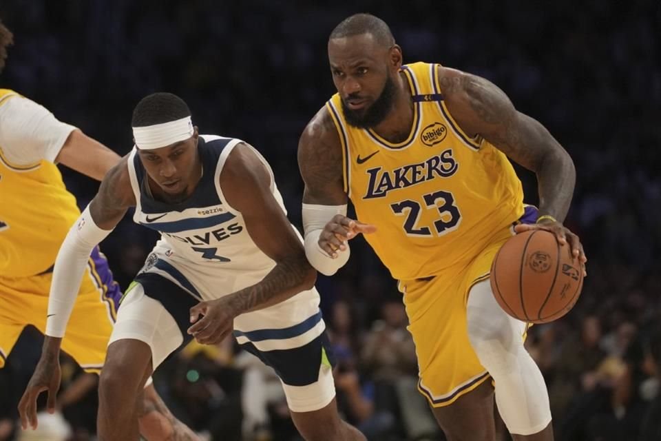 Con 40 años, LeBron James sigue encendido en la duela.