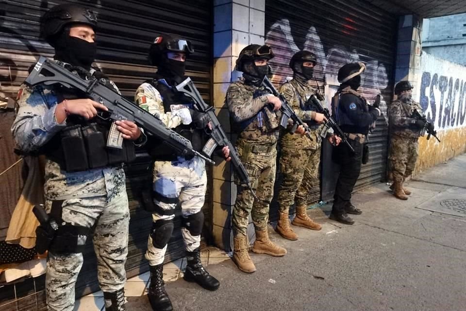 Elementos de la Guardia Nacional, la Marina y la SSC realizaron un operativo en una tienda en el Centro Histórico.