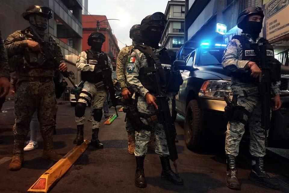 Elementos de la Guardia Nacional, la Marina y la SSC realizaron un operativo en una tienda en el Centro Histórico.