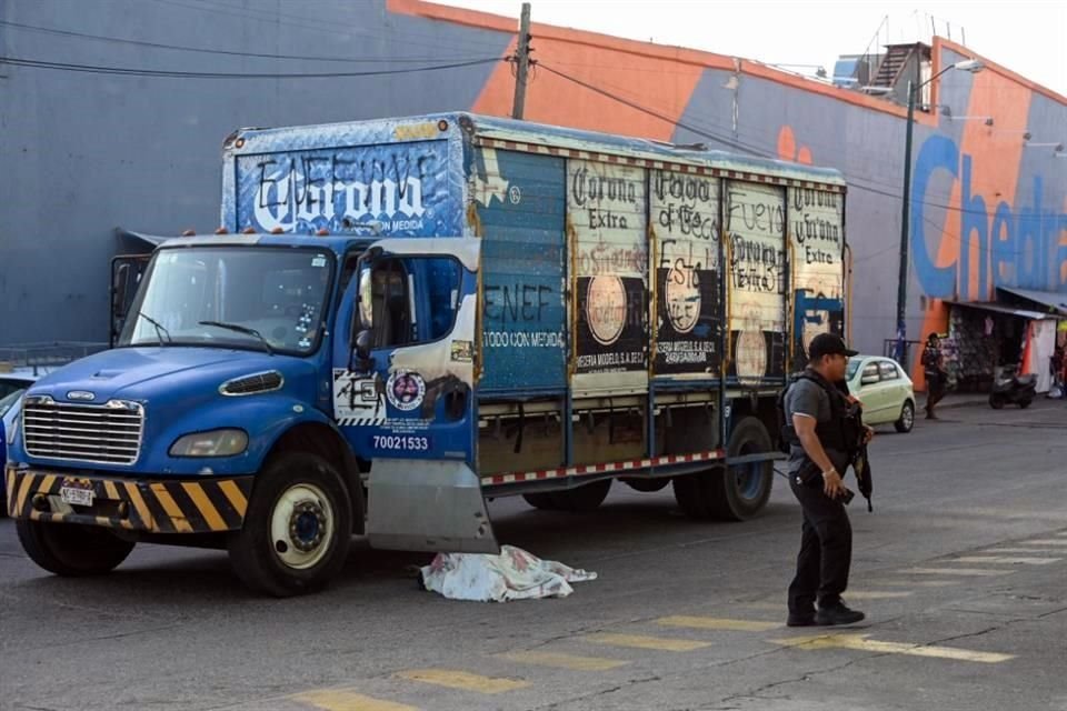 Cinco personas asesinadas, entre ellas dos choferes repartidores y un transportista, fue el saldo de un jornada violenta en Acapulco.