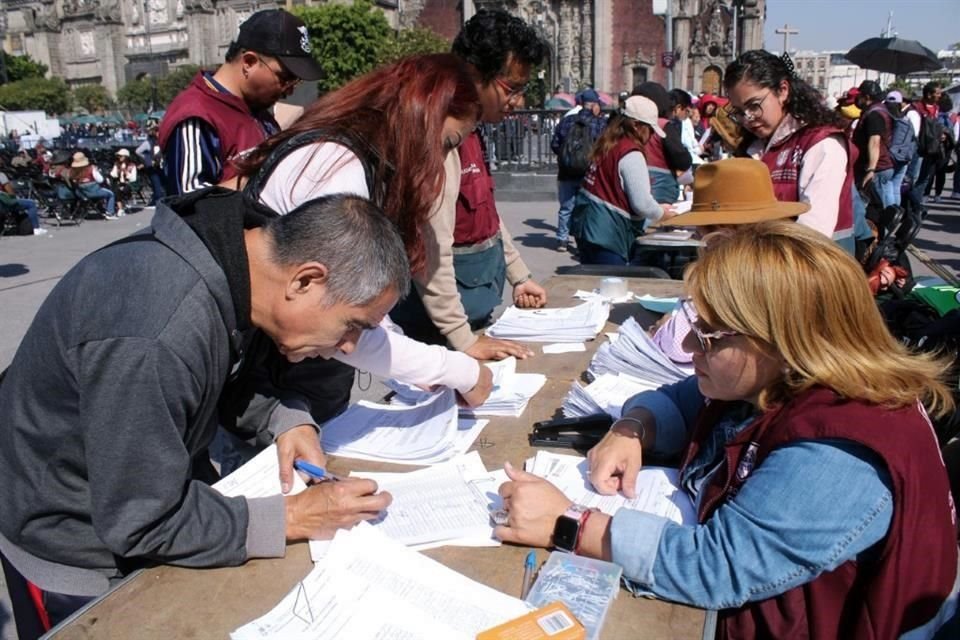 EL PROGRAMA. Hombres acudieron con sus documentos para recibir la Pensión Hombres Bienestar 60 a 64 años, programa que también tramitará el testamento gratuitamente.