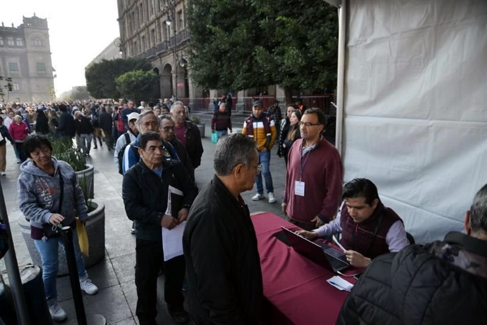 EL PROGRAMA. Hombres acudieron con sus documentos para recibir la Pensión Hombres Bienestar 60 a 64 años, programa que también tramitará el testamento gratuitamente.