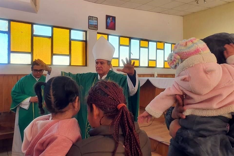 José Guadalupe Torres, Obispo de Cd. Juárez, lamentó en capilla de la Casa del Migrante la xenofobia que sufren las personas en tránsito.