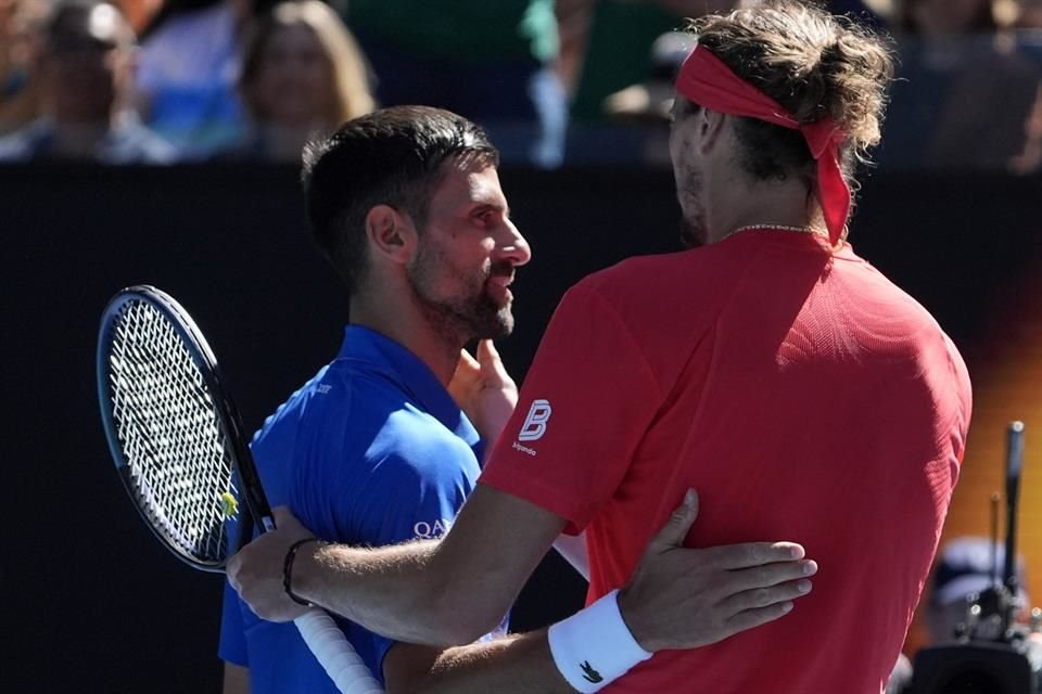 Alexander Zverev abraza a su rival.