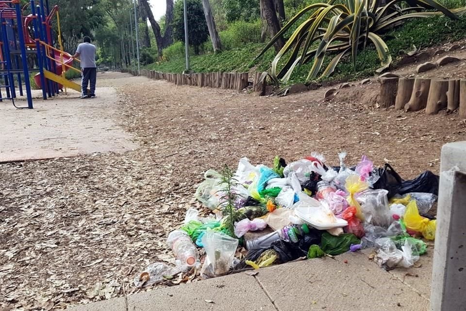 Usuarios dejan bolsas con heces acumuladas en el tramo en Río Churubusco y La Viga.