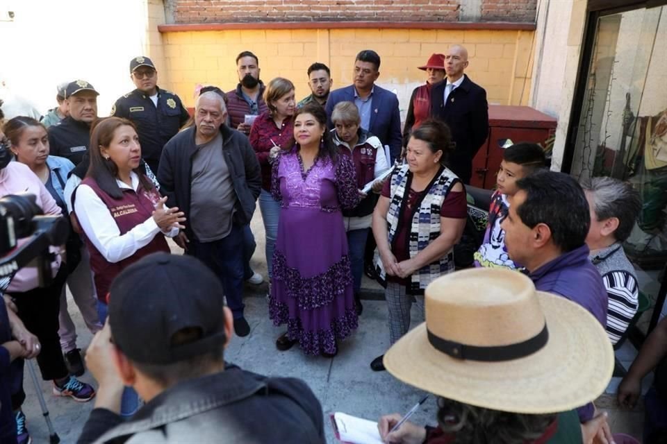 Durante un recorrido en la Colonia Morelos, Clara Brugada planteó la construcción de espacios deportivos y culturales en colonias con alto nivel de desigualdad.